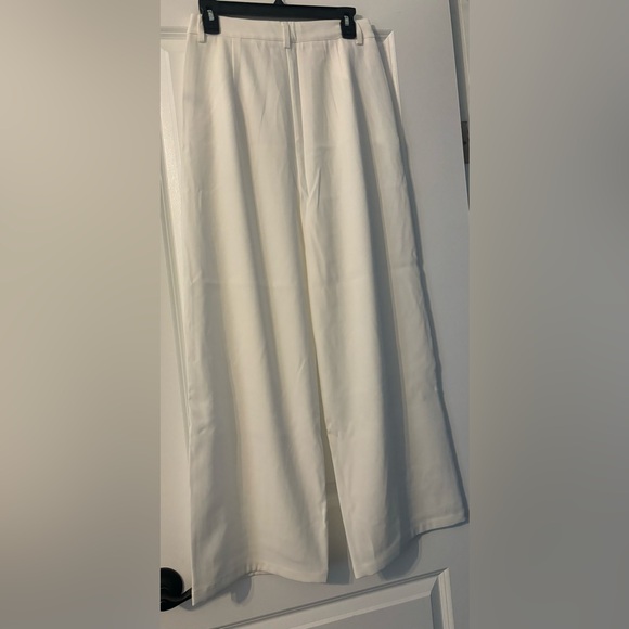 Clean white slacks - Picture 2 of 3